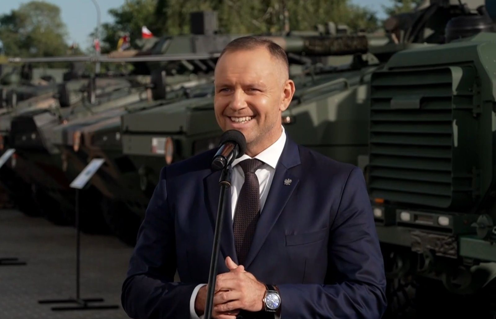 Nawrocki na salonach obronnych: Humor w obliczu wpadki technicznej i ostrzeżenie dla TVP