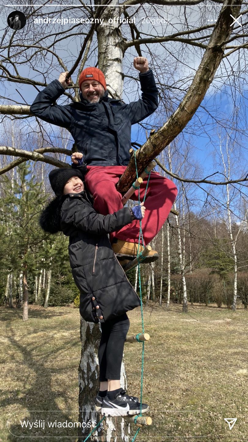 Andrzej Piaseczny z siostrzenicą w lesie. 