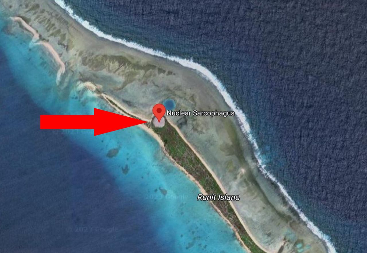 Na Runit Island znajduje się tzw. "nuklearna trumna"