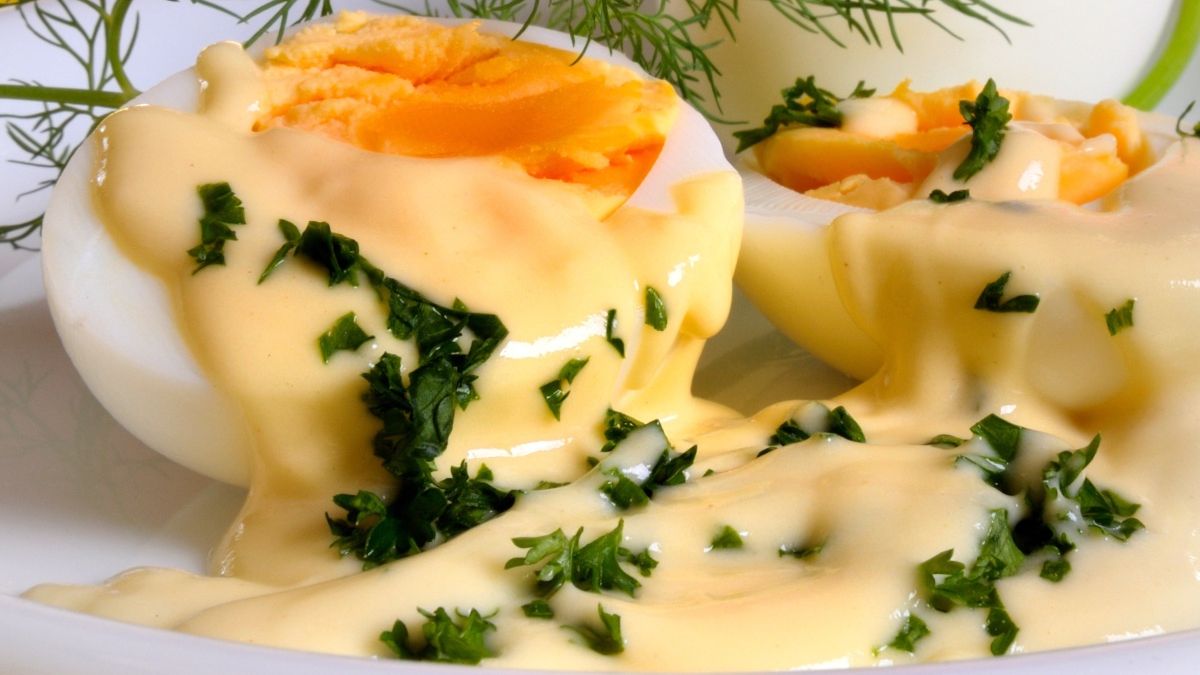 Jajka na twardo w sosie musztardowym