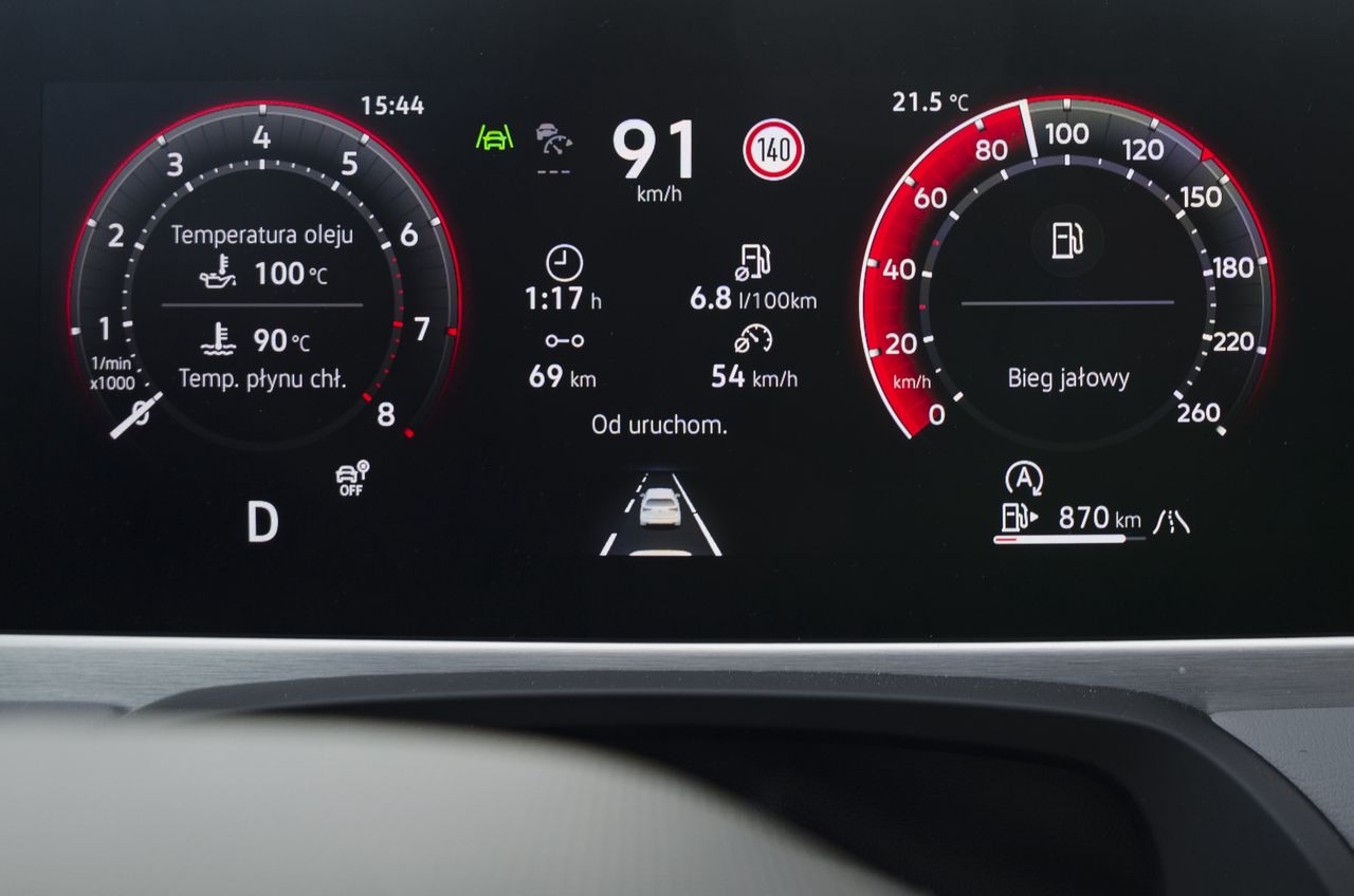 Volkswagen Passat B9 potrafi długo jechać z wyłączonym silnikiem dzięki układowi mild hybrid. 