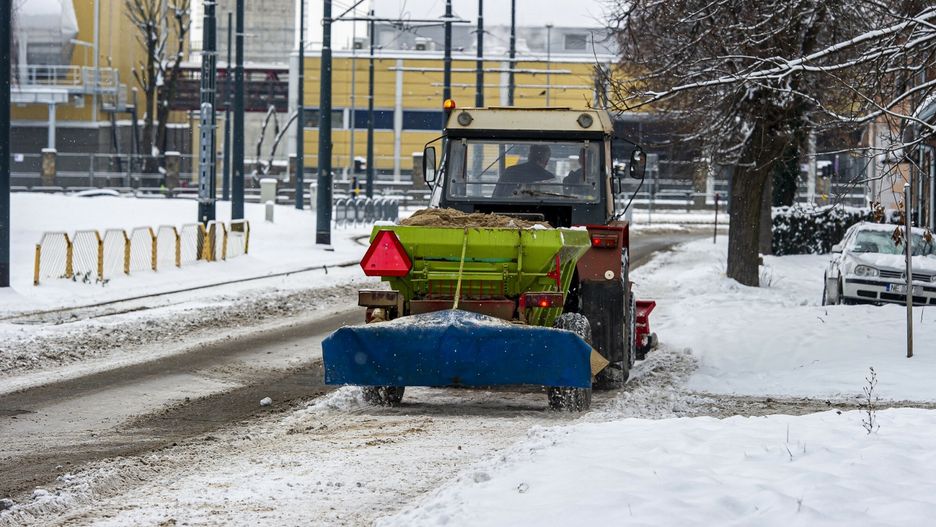 reporter_baza_2021-1222.12.2021 Elblag N/z ul. Obroncow Pokoju - odsniezanie chodnika Fot. Stanislaw Bielski/REPORTERStanislaw Bielski/REPORTER
