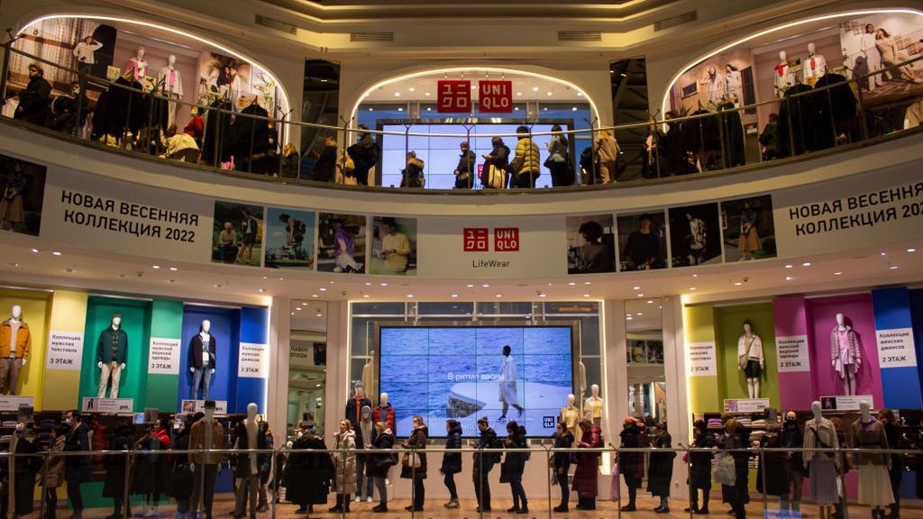 Zdjęcie poglądowe. Pokazuje kolejkę do sieci sklepów Uniqlo, która wycofuje się z Rosji, 11 marca 2022 r.