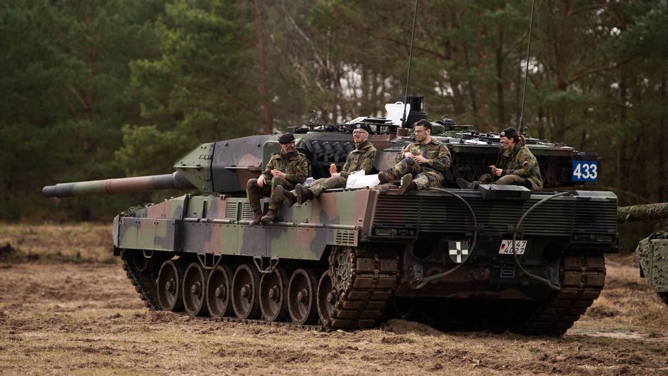 Soldiers of the German Armed Forces practice combat reconnaissance16 March 2022, Lower Saxony, Munster: A crew of the Leopard 2 A7V main battle tank from Bundeswehr training battalion 93, pauses during an exercise at the training area. Photo: Philipp Schulze/dpa 
Dostawca: PAP/DPAPhilipp SchulzeDefense industry, Defense, Military, German Armed Forces, Tank, Main battle tank, Tracked vehicle, Weapon, Krauss-Maffei Wegmann
