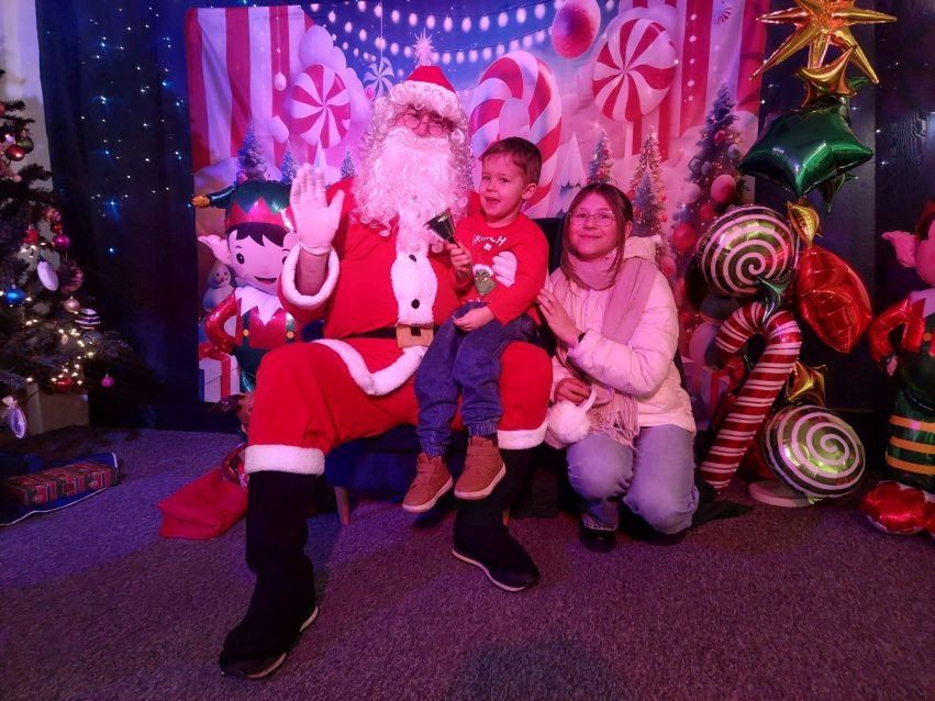 Zdjęcie z Mikołajem było jedną z atrakcji dla najmłodszych uczestników Jarmarku Bożonarodzeniowego na Ustroniu.