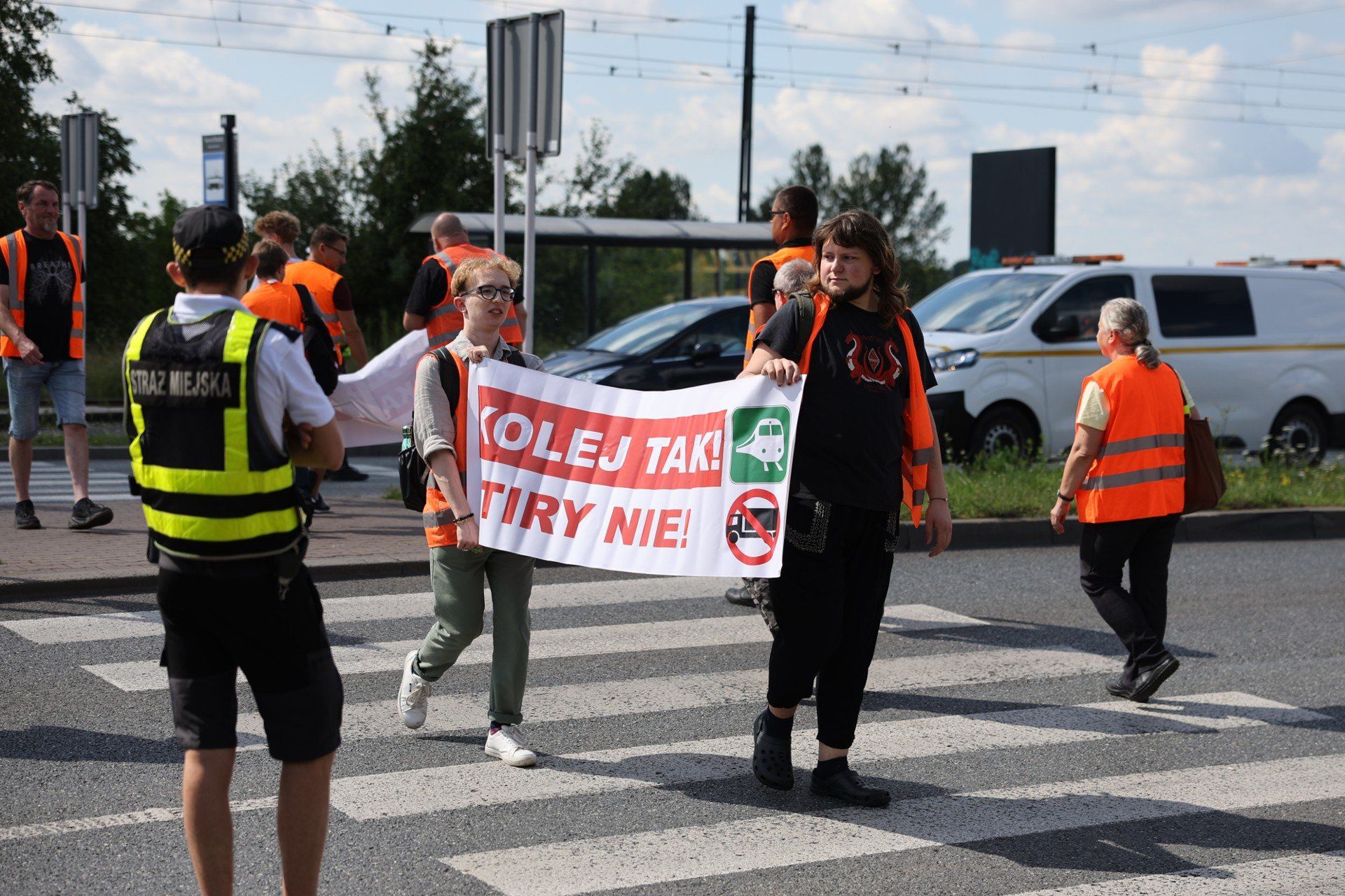 W środę 30 lipca pracownicy PKP Cargo, wspierani przez Ostatnie Pokolenie, protestują m.in. na ul. Piłsudskiego w Dąbrowie Górniczej