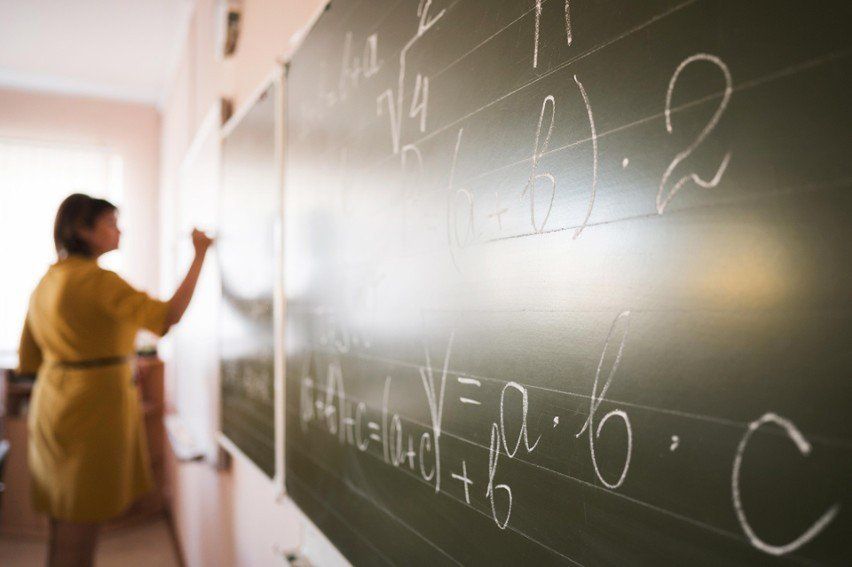 Wynagrodzenie nauczycieli 2025/2026 – nowe stawki, podwyżki, wyliczenia