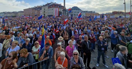 Incydent na Placu Zamkowym. Na wiec przyszli nie tylko zwolennicy Tuska