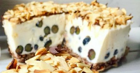 Sernik borówkowo-karmelowy. Nie zawiera glutenu i ma zaledwie 330 kcal