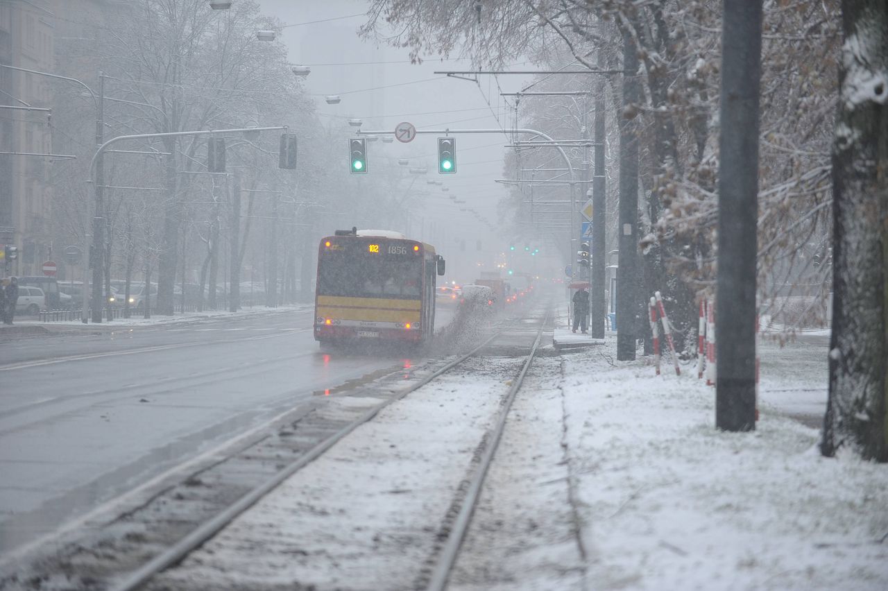 Warszawa. Przy ul. Jagiellońskiej autobus wpadł w dziurę (zdjęcie ilustracyjne)