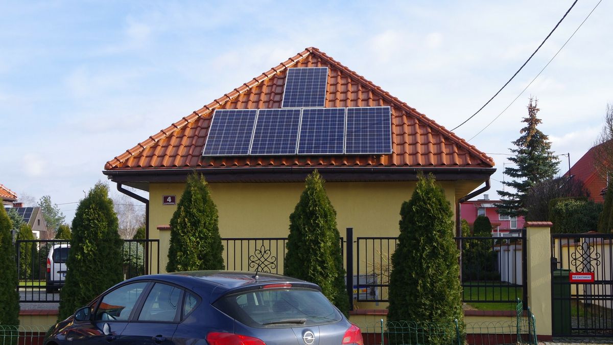 Stock Marek Bazak
Fot. Zofia i Marek Bazak/East News, wojewodztwo kujawsko-pomorskie, Ciechocinek N/z panele sloneczne na dachu domu jednorodzinnego
ZOFIA BAZAK