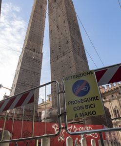Grozi katastrofa. Krzywa wieża w Bolonii zamknięta