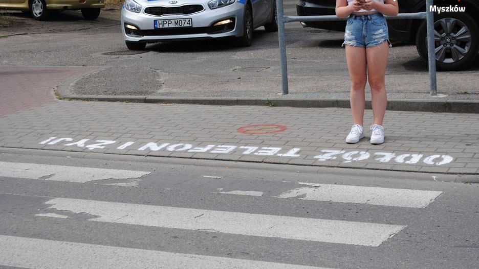 Myszków. Policjanci przypominali pieszym o nowych przepisach, które weszły w życie z początkiem czerwca.