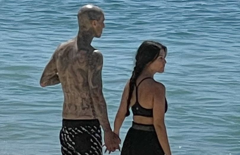 Kourtney Kardashian i Travis Barker wymieniają czułości na plaży