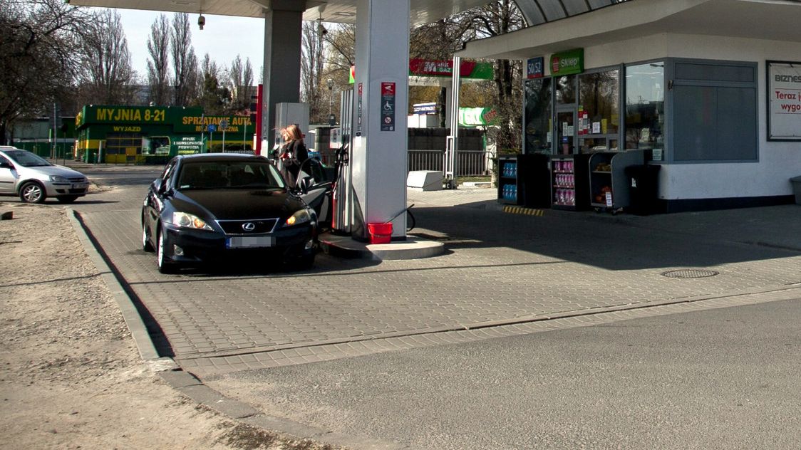 Dla kierowców jedynym plusem sytuacji jest nagły spadek cen paliw
