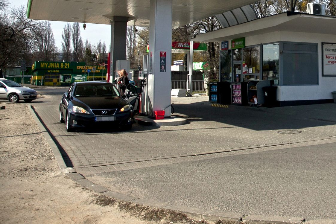 Dla kierowców jedynym plusem sytuacji jest nagły spadek cen paliw