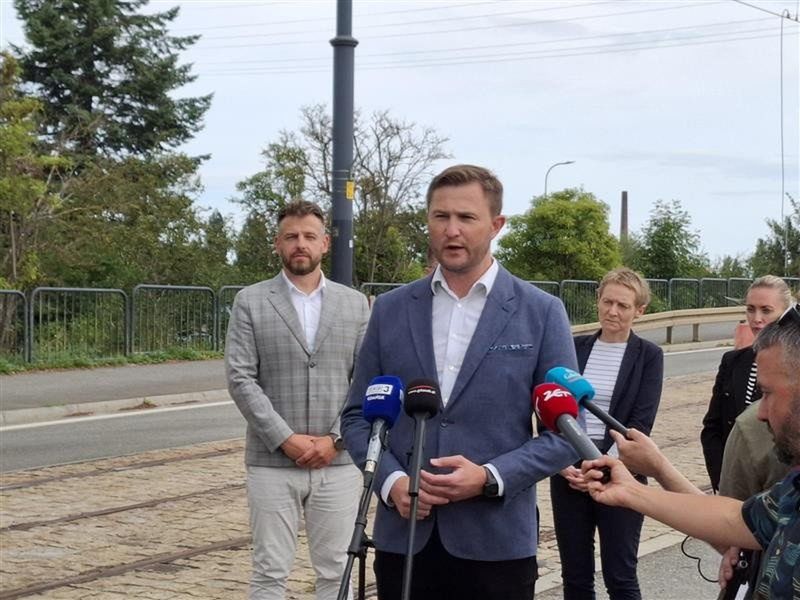 Od 15 lipca zamiast promu kładka nad Mostem Siennickim. Częściowo wraca też tramwaj