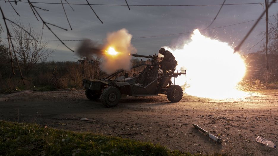 Linia frontu w okolicach Chersonia
Ukrainian servicemen shoot towards Russian positions in the frontline near Kherson, southern Ukraine, Wednesday, Nov. 23, 2022. The Russian withdrawal from the only provincial capital it gained in nine months of war was one of Moscow most significant battlefield losses. Now that its troops hold a new front line, the Ukrainian military said through a spokesman, the army is planning its next move. (AP Photo/Bernat Armangue)
Bernat Armangue
