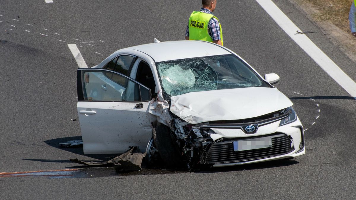 ?miertelny wypadek na S3 w LubuskiemFot. NewsLubuski/East News, trasa S3, 17.07.2023. Smiertelny wypadek na drodze ekspresowej S3 w wojewodztwie lubuskim. W okolicy wezla Jordanowo nieopodal Swiebodzina kierujaca samochodem osobowym marki Ford zatrzymala sie, aby zabrac autostopowicza. Gdy wysiadla potracil ja kierowca Toyoty. Kobieta zginela na miejscu. Trasa S3 w strone Zielonej Gory jest zablokowana.NewsLubuski