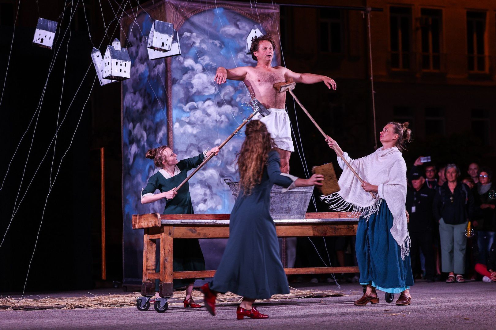 W 2024 artyści Teatru Biuro Podróży wystąpili na placu Wolności