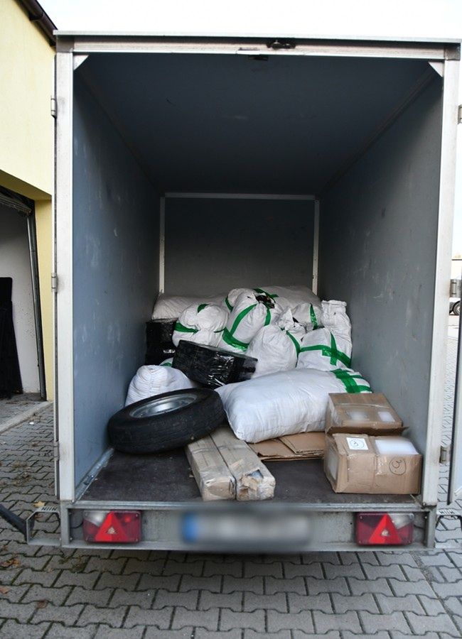 Lubelska KAS ujawniła tysiące podróbek perfum i odzieży na targowisku i przy S19