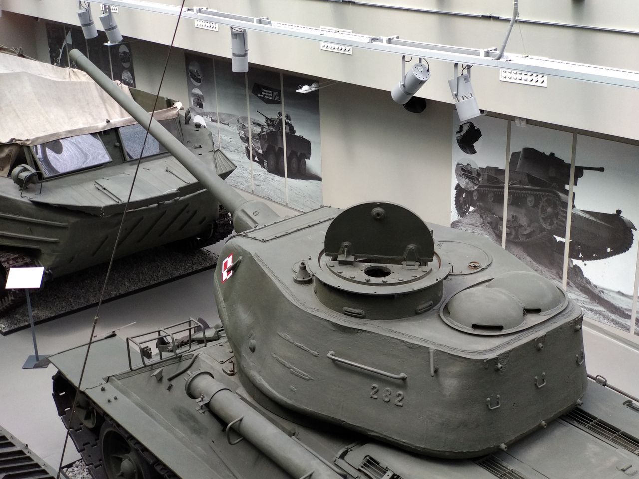 Wieża czołgu T-34-85. W wieżyczce dowódcy widoczny obrotowy otwarty właz i otwór po peryskopie.