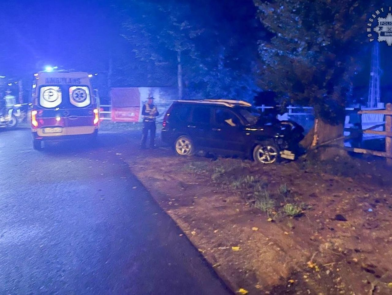 Jedlina: Zjechał z drogi i uderzył w drzewo. 35-letni kierowca nissana zabrany śmigłowcem do szpitala. Niestety zmarł