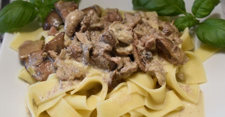 Makaron z wątróbką i pieczarkami. To połączenie zaskakuje