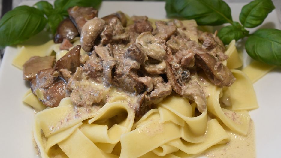Makaron z wątróbką i pieczarkami. To połączenie zaskakuje