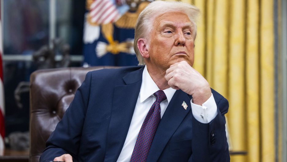 US President Donald Trump signs numerous executive orders, including pardons for defendants from the January 6th riots and a delay on the TikTok ban, on the first day of his presidency in the Oval Office of the White House in Washington, DC, USA, 20 January 2025. Trump, who defeated Kamala Harris to become the 47th president of the United States, was sworn in earlier in the day, though the planned outdoor ceremonies and events were cancelled due to extremely cold temperatures. EPA/JIM LO SCALZO / POOL Dostawca: PAP/EPA.