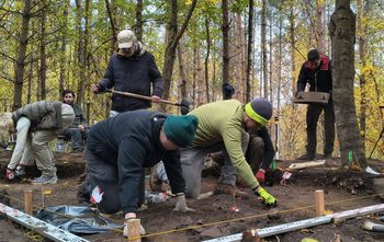 Cmentarzysko sprzed 1500 lat w podlaskim lesie. Dokładna lokalizacja jest tajemnicą