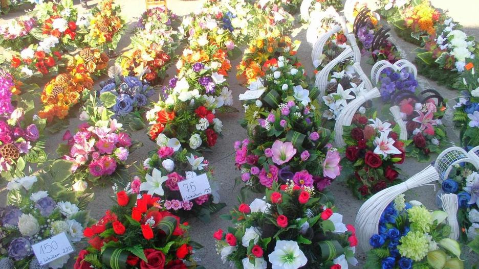 Na targowisku w Inowrocławiu oferowanych jest coraz więcej nowoczesnych kompozycji kwiatowych związanych ze zbliżającym się świętem Wszystkich Świętych
