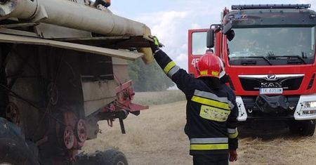 Pożar kombajnu w miejscowości Pękosławice