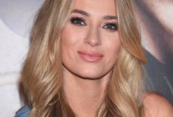 Marcelina Zawadzka w ciasnym wdzianku. Pokazuje swoje krągłości