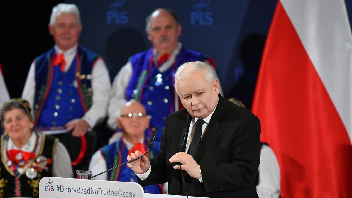 Chojnice, 08.12.2022. Prezes PiS Jarosław Kaczyński podczas spotkania ze zwolennikami ugrupowania w Chojnickim Centrum Kultury w Chojnicach, 8 bm. (amb) PAP/Adam Warżawa