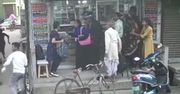 Chwile grozy na targu w Indiach. Do sieci trafiło nagranie