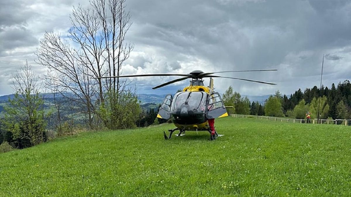 Śmigłowiec ratowniczy GOPR pomógł w sprawnej akcji ratowniczej w schronisku na Maciejowej.