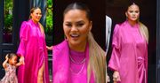 Fuksjowa Chrissy Teigen wyłania się z mieszkania z markotną córeczką u boku