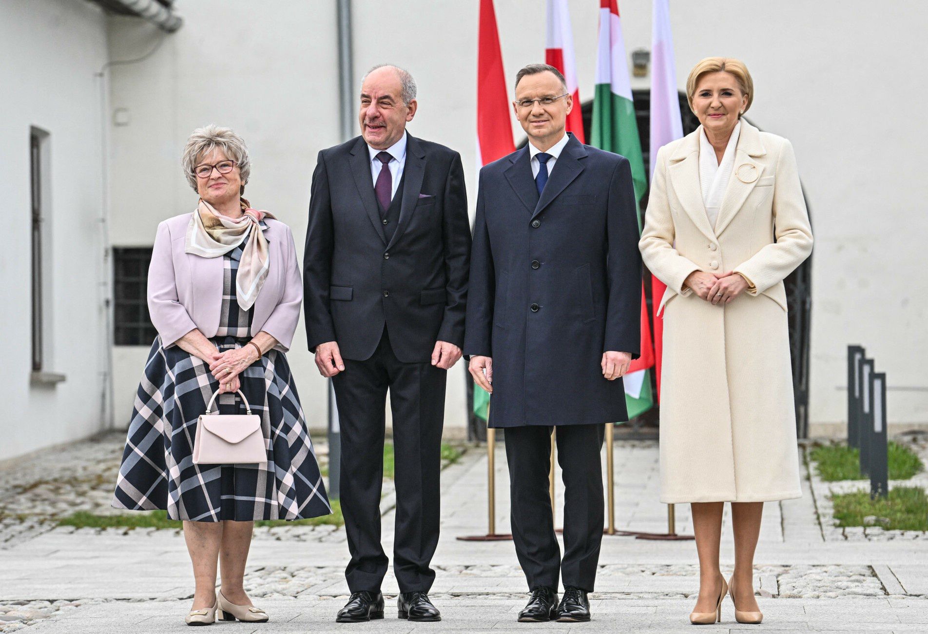 Agata Kornhauser-Duda w eleganckim płaszczu 