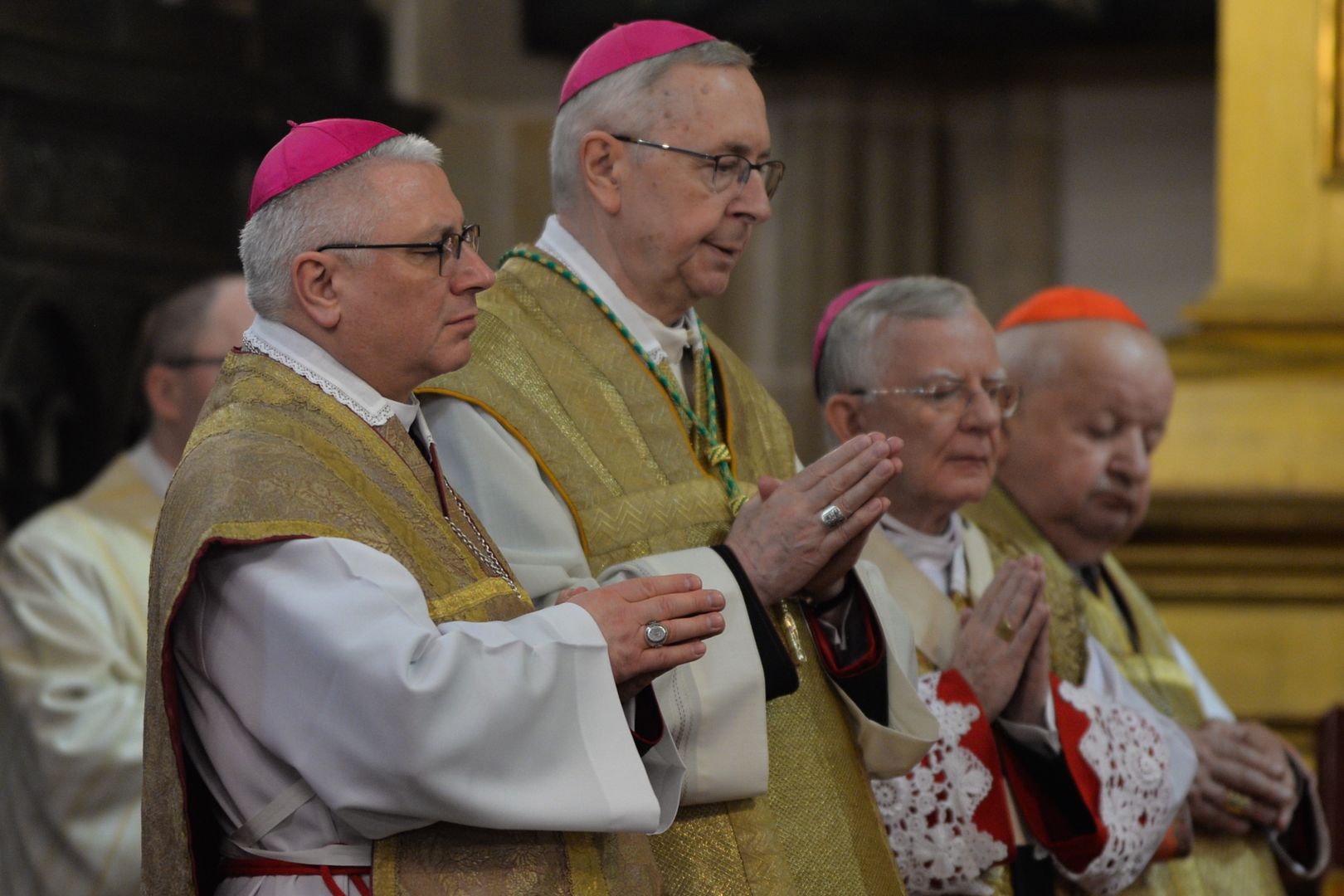 Polscy biskupi wezwani do Watykanu. Gądecki zabrał głos na temat "plotek"