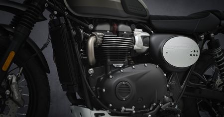 Nadjeżdża tani scrambler. Przyłapano wspólny projekt Triumpha i Bajaja