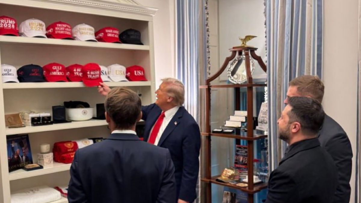 Donald Trump pokazał Wołodymyrowi Zełenskiemu kolekcję czapek.