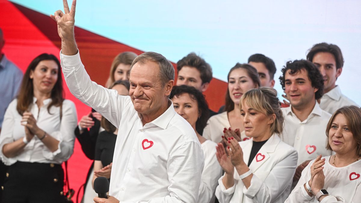 WARSAW, POLAND - OCTOBER 15: The leader of Civic Coalition (KO), Donald Tusk celebrates the exit poll results during Poland's Parliamentary elections on October 15, 2023 in Warsaw, Poland. Poles are voting today to decide whether the ruling national conservative Law and Justice party (PiS), led by Jaroslaw Kaczynski, will govern for a third consecutive term, or whether a coalition of center-left, pro-European parties will be given the opportunity to form a government. Also on the ballot is a referendum introduced by the current government over EU migration reform. (Photo by Omar Marques/Getty Images)