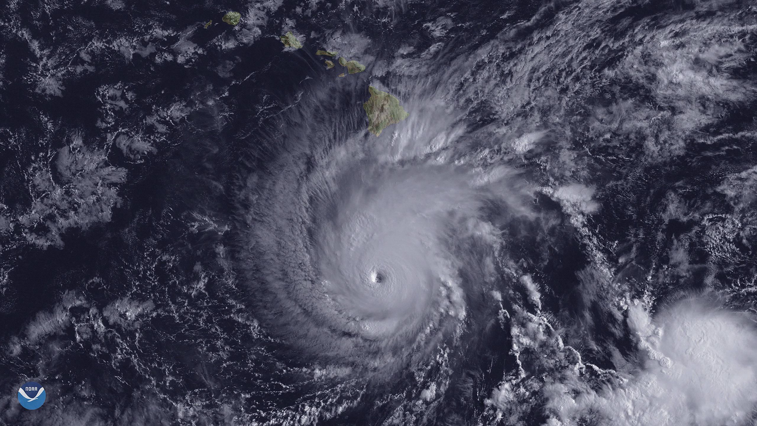 Hurricane Lane Bears Down on the Hawaiian Islands
The state of Hawaii faces a significant threat from powerful Hurricane Lane, which is expected to track northward toward the islands by the end of this week. This image from the GOES-15 satellite shows Hurricane Lane, with a well-defined eye, positioned about 300 miles south of Hawaii's Big Island at 2 p.m. ET on August 22, 2018. Lane briefly reached Category 5 intensity early Wednesday, with sustained winds of 160 mph, before weakening slightly to a high-end Category 4 storm. Photo by NOAA/UPI Photo via Newscom
Dostawca: PAP/Newscom
NOAA
huragan, Lane, News, Weather, Hurricane, Pacific Ocean, Hawaiian Islands