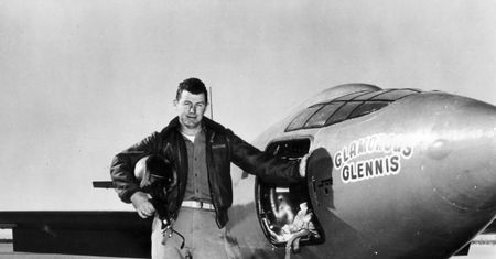 Charles "Chuck" Yeager. To on pierwszy pokonał barierę dźwięku