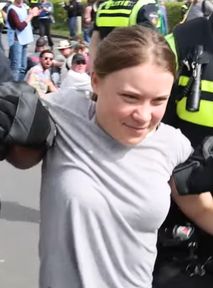 Greta Thunberg aresztowana. Pokazała policji wymowny gest