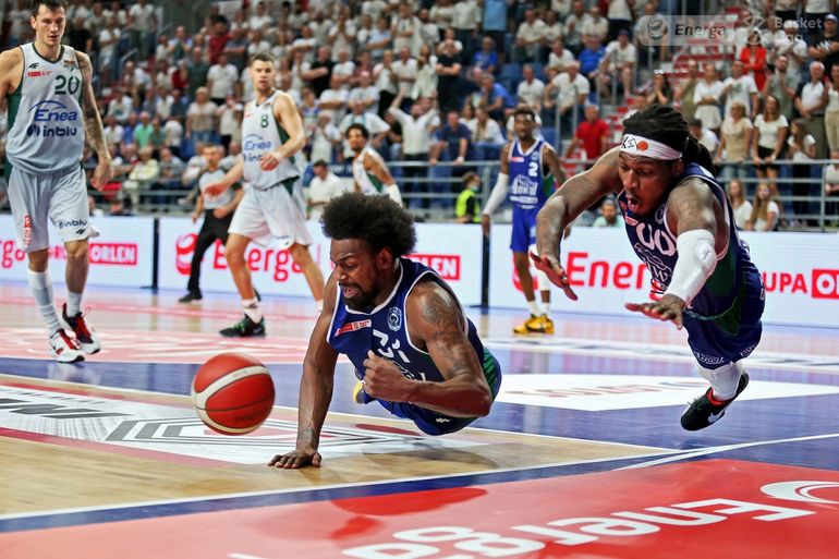 Amerykanie walczący o piłkę - foto: Andrzej Romański / Energa Basket Liga