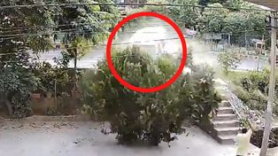 Bus poleciał w dół. W środku dzieci. Dramatyczne nagranie z Indii