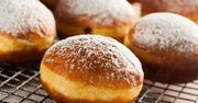 Pączki parzone z PRL-u. Przepis mistrza cukiernictwa na puszyste i lekkie pączki