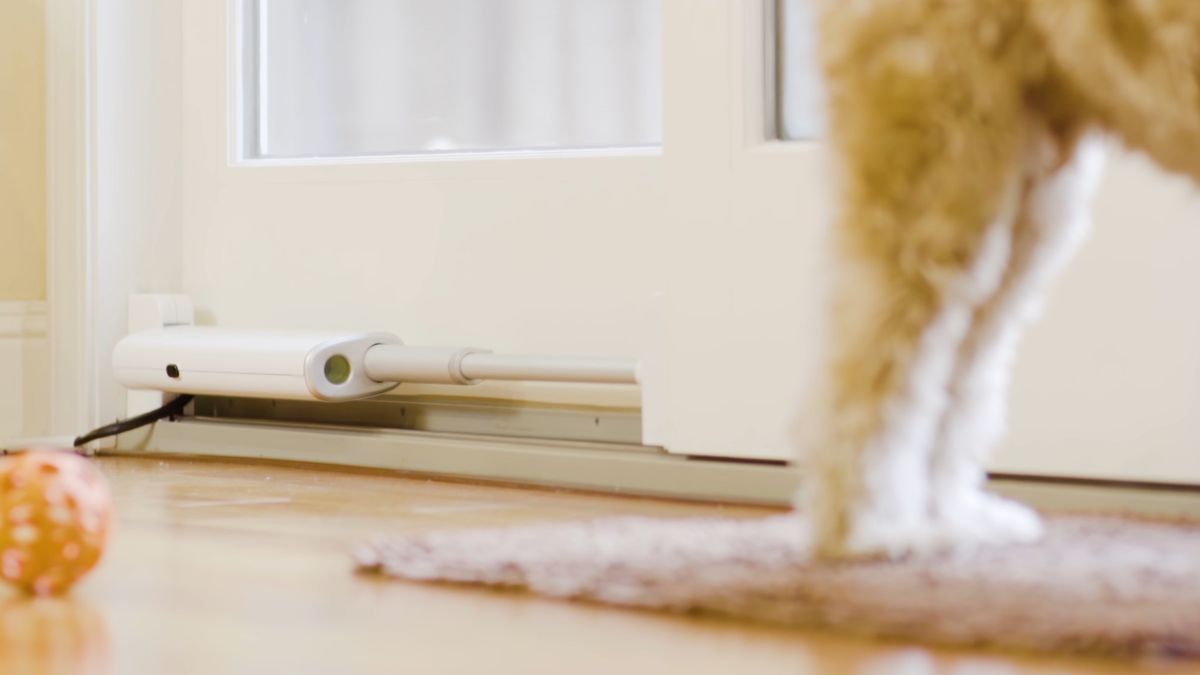 Siłownik przemieni przesuwane drzwi w automatyczne sterowane smartfonem (fot. Wayzn @ YouTube)